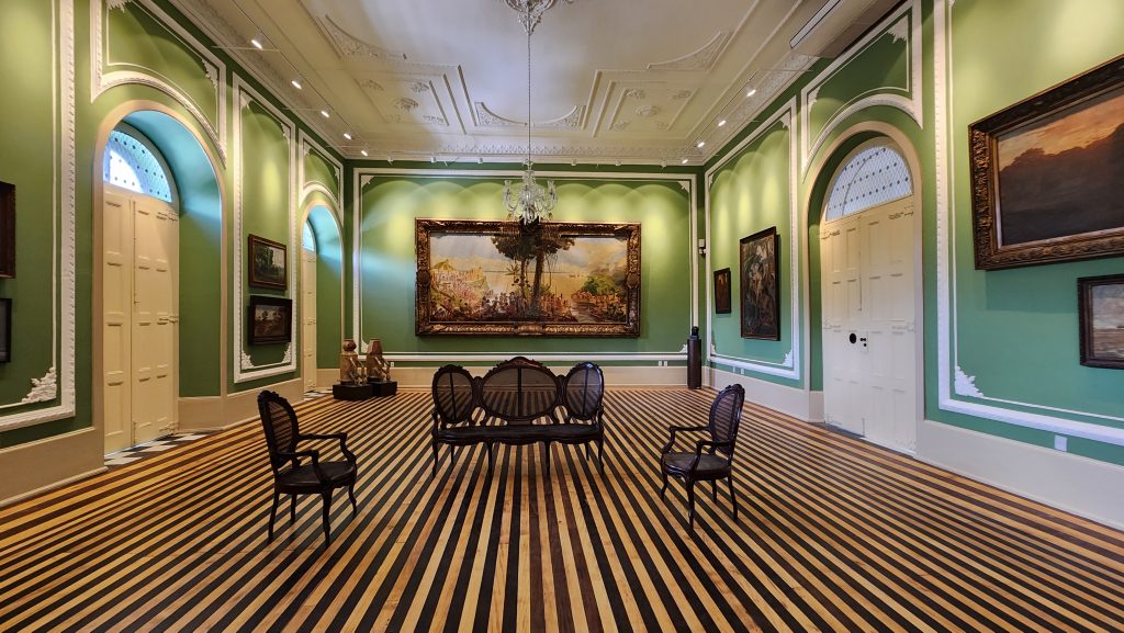 O Mabe possui peças do mobiliário brasileiro dos séculos XIX e XX, assim como esculturas, porcelanas, lustres, pinturas, gravuras, desenhos e fotografias históricas. Na foto, o Salão Verde do Museu de Arte de Belém.